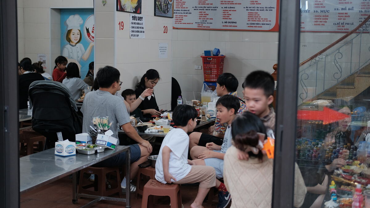 Bàn ghế mây tre trong nhà