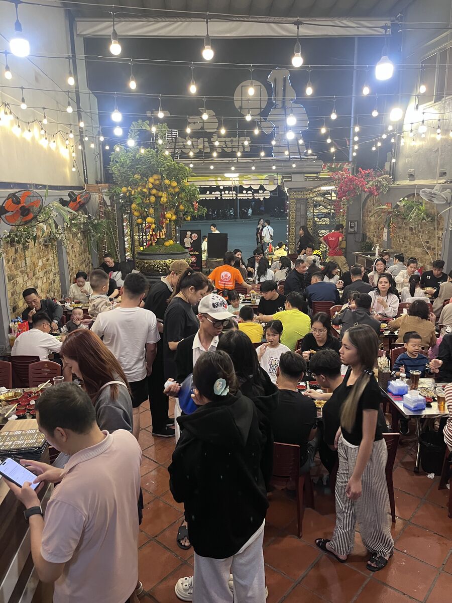 Không gian quán buổi tối đông khách