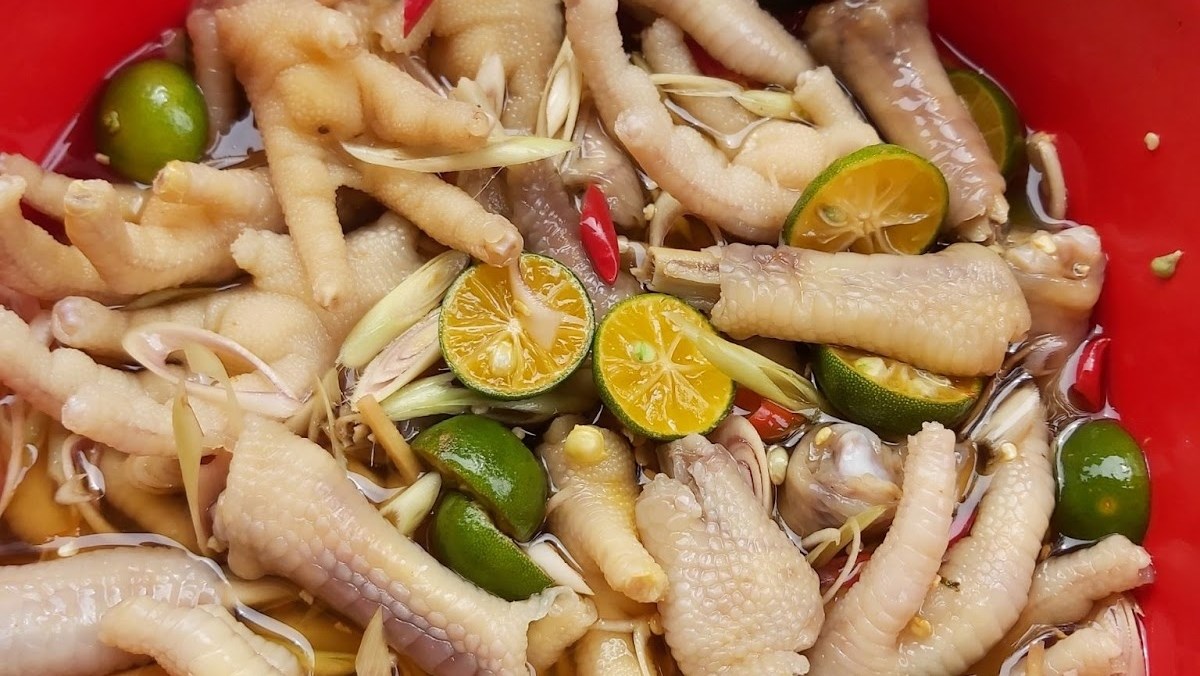 Ngâm chân gà với hỗn hợp sả tắc