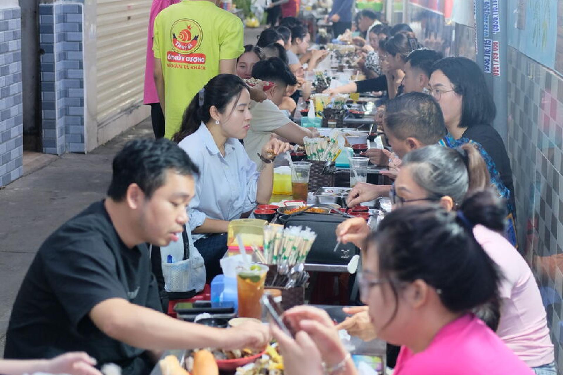 Thực khách quây quần bên mâm ốc
