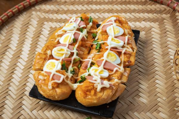 Món bánh mỳ nướng siêu hấp dẫn tại Ốc Thuỷ Dương