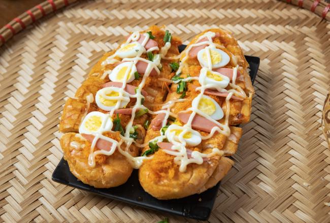 Món bánh mỳ nướng siêu hấp dẫn tại Ốc Thuỷ Dương