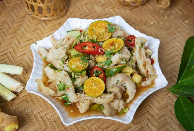 Thưởng thức chân gà xả tắc tại Ốc Thuỷ Dương