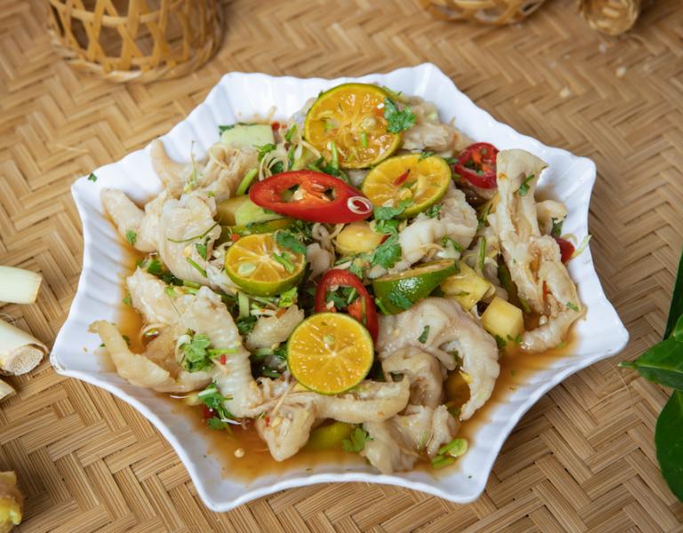 Thưởng thức chân gà xả tắc tại Ốc Thuỷ Dương